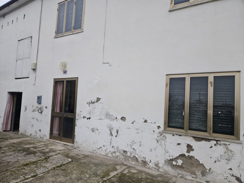 Scoprite questa affascinante porzione di casa a schiera, situata nel tranquillo comune di Santa C...