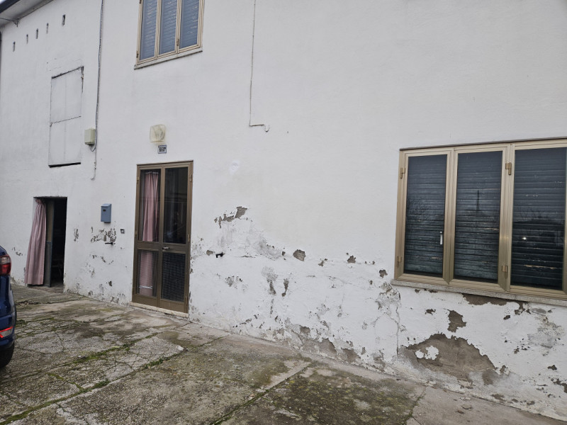 Scoprite questa affascinante porzione di casa a schiera, situata nel tranquillo comune di Santa C...