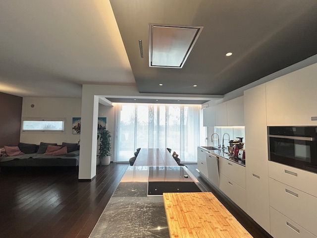 Scopri questa splendida casa a schiera di testa situata a pochi passi dal centro Castelfranco Ven...