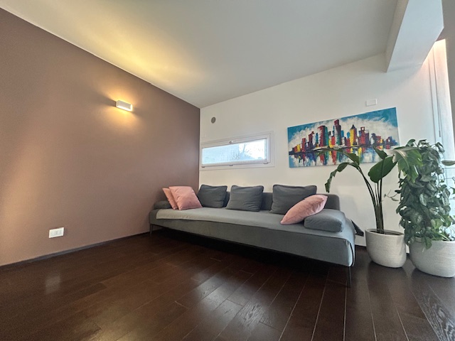 Scopri questa splendida casa a schiera di testa situata a pochi passi dal centro Castelfranco Ven...