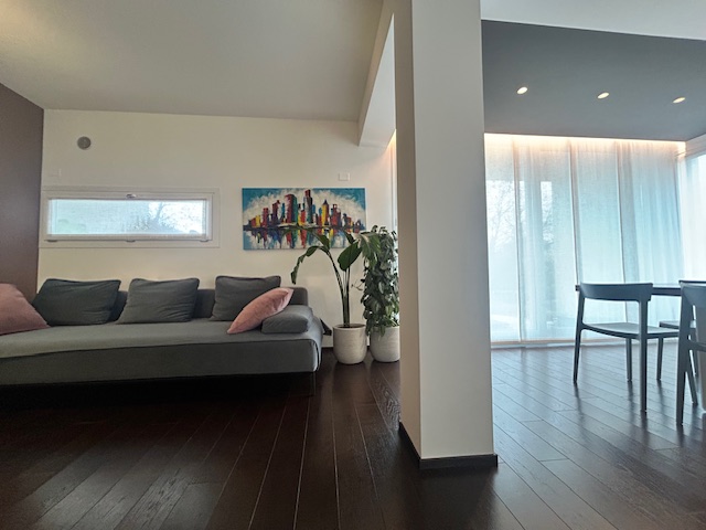 Scopri questa splendida casa a schiera di testa situata a pochi passi dal centro Castelfranco Ven...