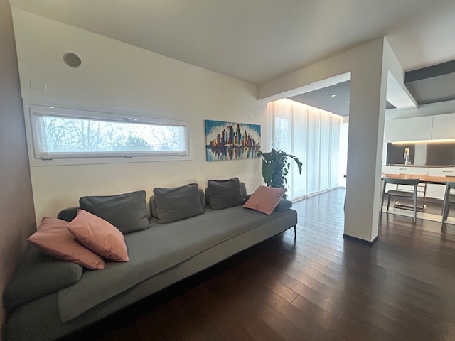 Scopri questa splendida casa a schiera di testa situata a pochi passi dal centro Castelfranco Ven...