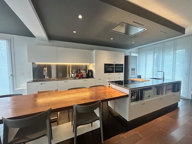 Scopri questa splendida casa a schiera di testa situata a pochi passi dal centro Castelfranco Ven...