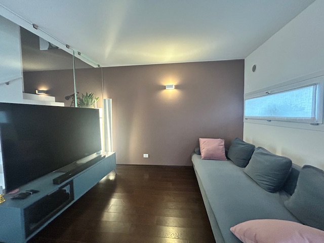 Scopri questa splendida casa a schiera di testa situata a pochi passi dal centro Castelfranco Ven...