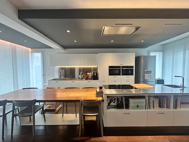 Scopri questa splendida casa a schiera di testa situata a pochi passi dal centro Castelfranco Ven...