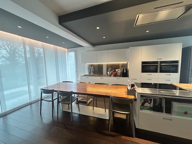 Scopri questa splendida casa a schiera di testa situata a pochi passi dal centro Castelfranco Ven...