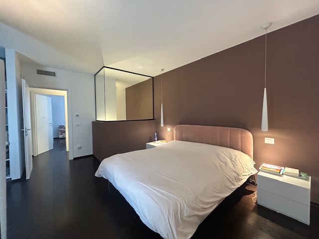 Scopri questa splendida casa a schiera di testa situata a pochi passi dal centro Castelfranco Ven...