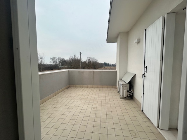 Scopri questa splendida casa a schiera di testa situata a pochi passi dal centro Castelfranco Ven...