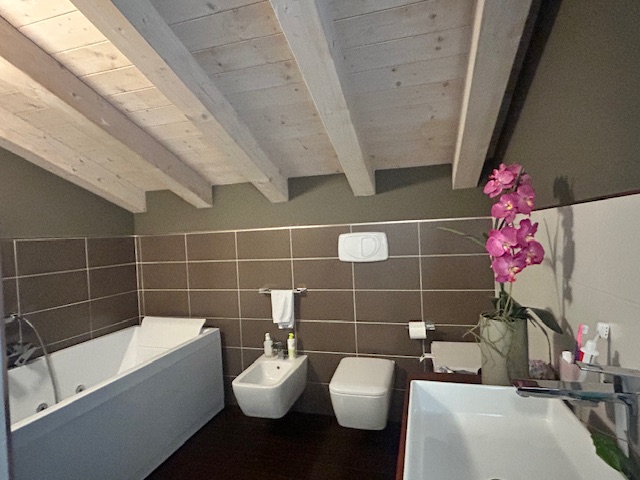 Scopri questa splendida casa a schiera di testa situata a pochi passi dal centro Castelfranco Ven...