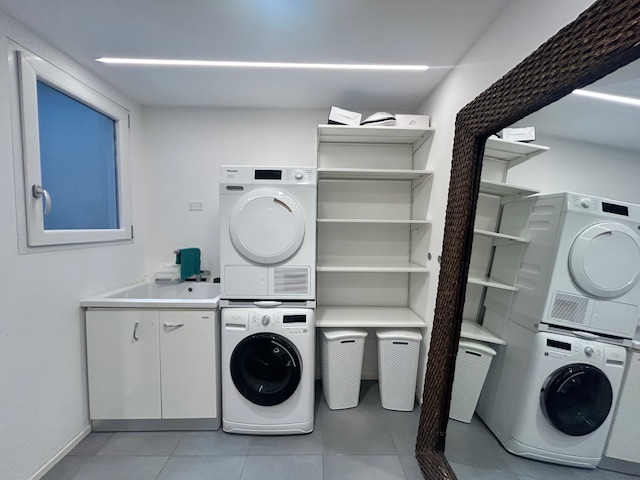 Scopri questa splendida casa a schiera di testa situata a pochi passi dal centro Castelfranco Ven...