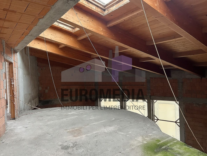 Per informazioni: 375.7062731

EUROMEDIA propone in vendita un immobile a destinazione direzional...