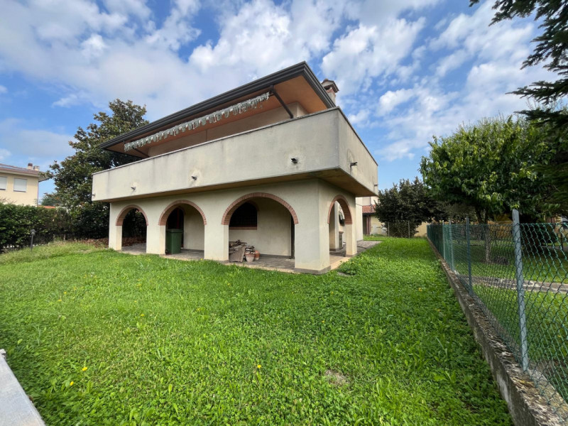 Nel cuore di Mestrino, proponiamo in vendita una spaziosa villa singola terratetto di circa 210 m...