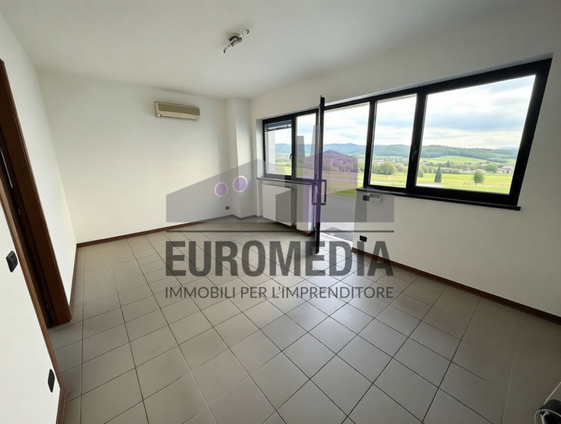 Per informazioni: 375.7062731

EUROMEDIA propone in vendita un interessante immobile a destinazio...