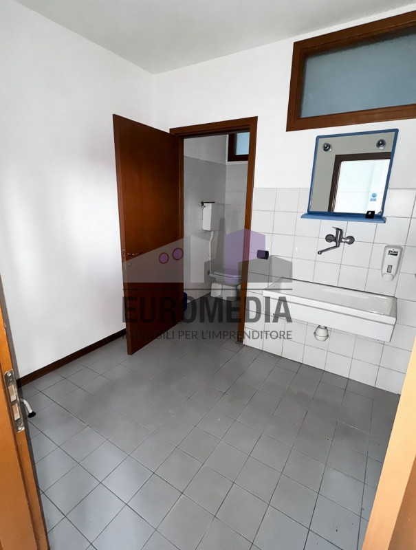 Per informazioni: 375.7062731

EUROMEDIA propone in vendita un interessante immobile a destinazio...