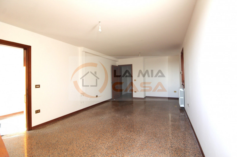 Proponiamo in vendita, nel cuore del comune di Codevigo, una rara opportunità: casa singola terra...