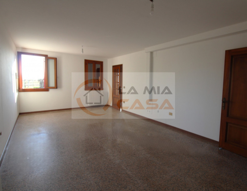 Proponiamo in vendita, nel cuore del comune di Codevigo, una rara opportunità: casa singola terra...