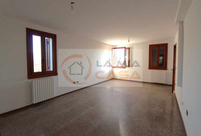 Proponiamo in vendita, nel cuore del comune di Codevigo, una rara opportunità: casa singola terra...