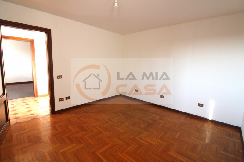 Proponiamo in vendita, nel cuore del comune di Codevigo, una rara opportunità: casa singola terra...