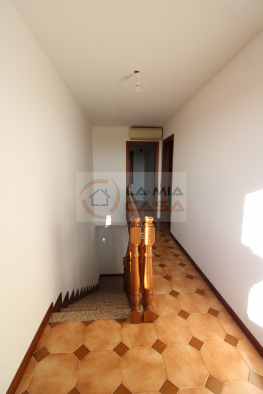 Proponiamo in vendita, nel cuore del comune di Codevigo, una rara opportunità: casa singola terra...