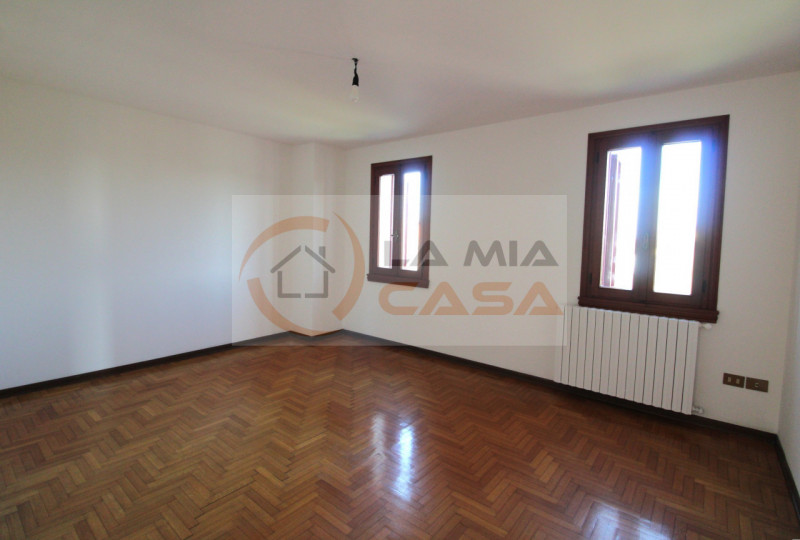 Proponiamo in vendita, nel cuore del comune di Codevigo, una rara opportunità: casa singola terra...