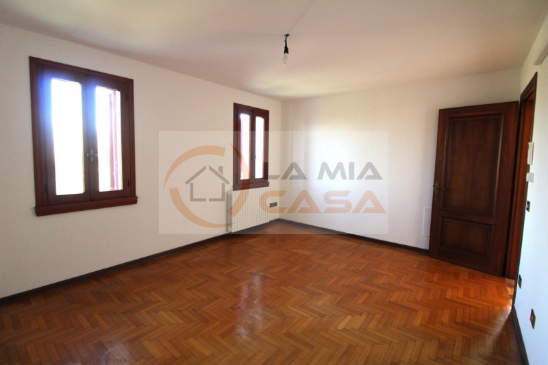 Proponiamo in vendita, nel cuore del comune di Codevigo, una rara opportunità: casa singola terra...