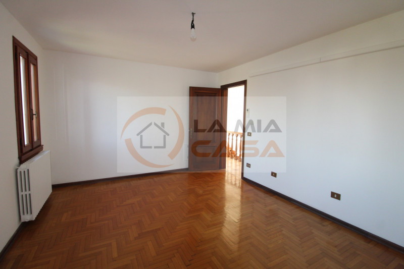 Proponiamo in vendita, nel cuore del comune di Codevigo, una rara opportunità: casa singola terra...