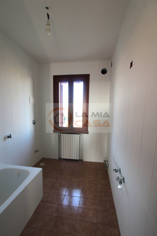 Proponiamo in vendita, nel cuore del comune di Codevigo, una rara opportunità: casa singola terra...