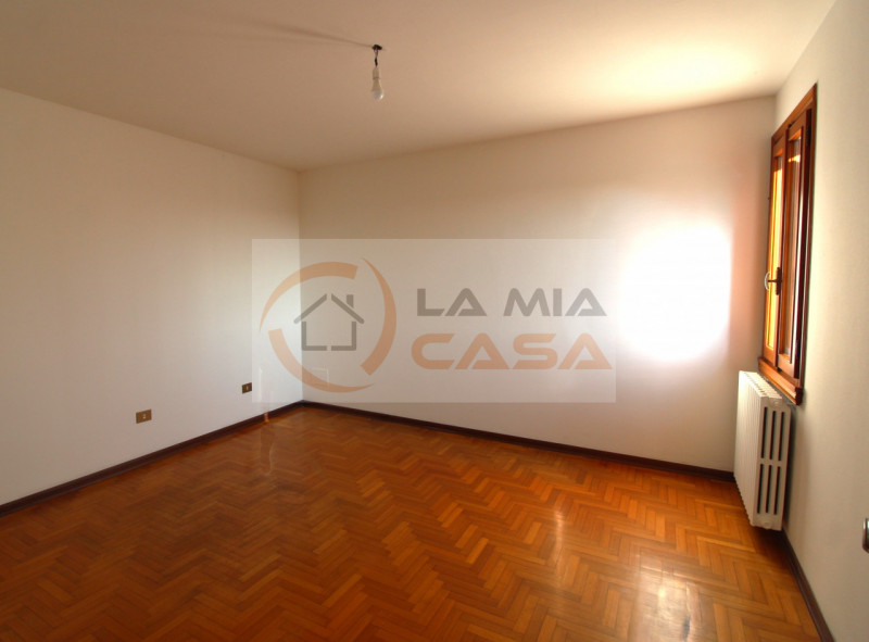 Proponiamo in vendita, nel cuore del comune di Codevigo, una rara opportunità: casa singola terra...