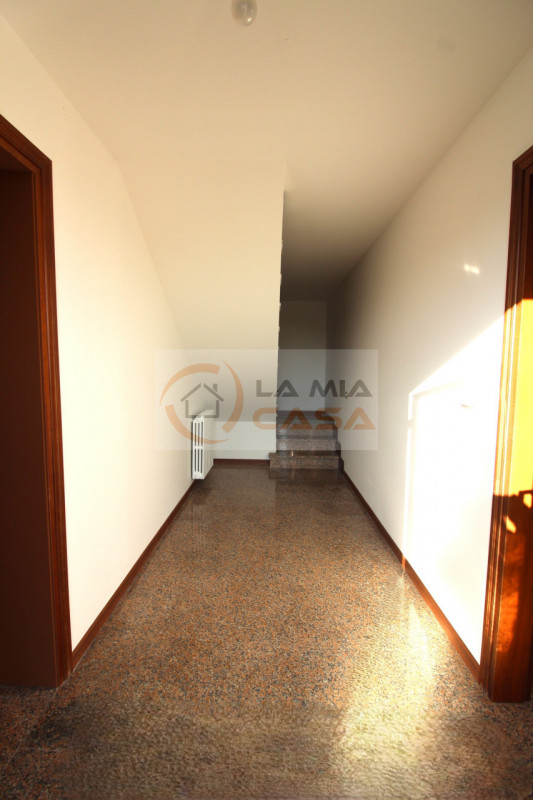 Proponiamo in vendita, nel cuore del comune di Codevigo, una rara opportunità: casa singola terra...