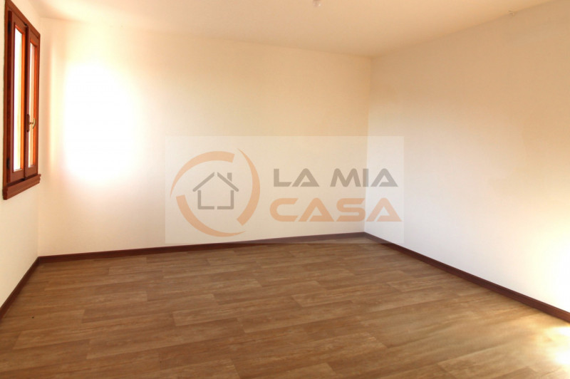 Proponiamo in vendita, nel cuore del comune di Codevigo, una rara opportunità: casa singola terra...