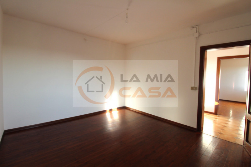 Proponiamo in vendita, nel cuore del comune di Codevigo, una rara opportunità: casa singola terra...