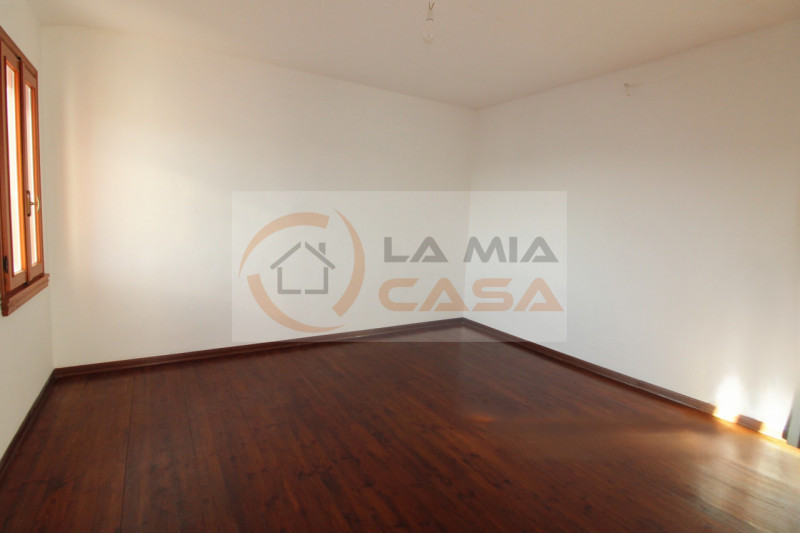 Proponiamo in vendita, nel cuore del comune di Codevigo, una rara opportunità: casa singola terra...