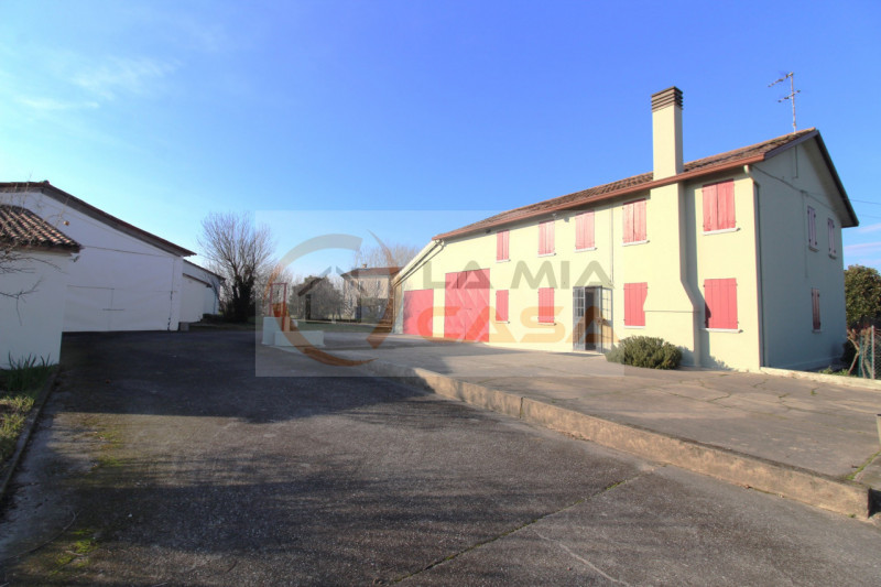 Proponiamo in vendita, nel cuore del comune di Codevigo, una rara opportunità: casa singola terra...
