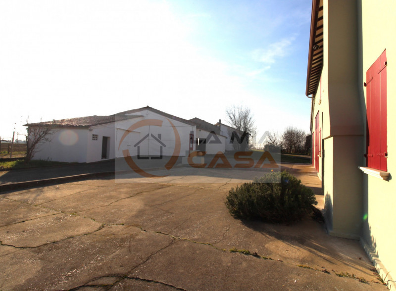 Proponiamo in vendita, nel cuore del comune di Codevigo, una rara opportunità: casa singola terra...