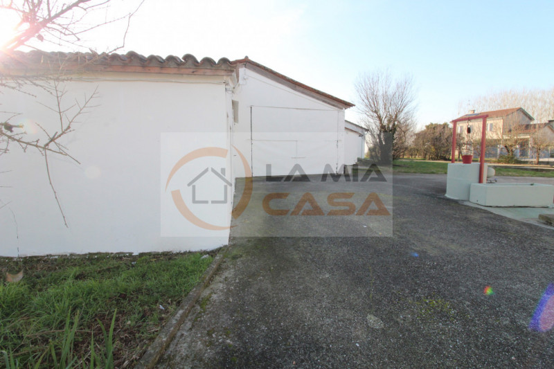 Proponiamo in vendita, nel cuore del comune di Codevigo, una rara opportunità: casa singola terra...