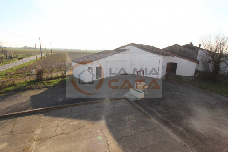 Proponiamo in vendita, nel cuore del comune di Codevigo, una rara opportunità: casa singola terra...