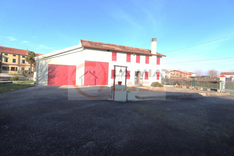 Proponiamo in vendita, nel cuore del comune di Codevigo, una rara opportunità: casa singola terra...