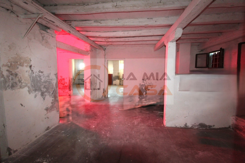 Proponiamo in vendita, nel cuore del comune di Codevigo, una rara opportunità: casa singola terra...