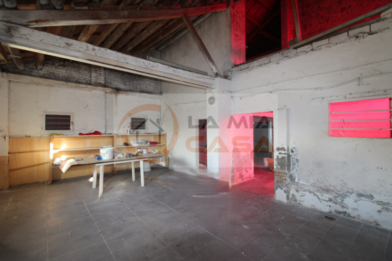 Proponiamo in vendita, nel cuore del comune di Codevigo, una rara opportunità: casa singola terra...