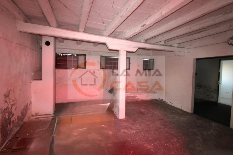 Proponiamo in vendita, nel cuore del comune di Codevigo, una rara opportunità: casa singola terra...