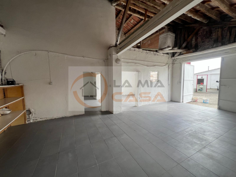 Proponiamo in vendita, nel cuore del comune di Codevigo, una rara opportunità: casa singola terra...