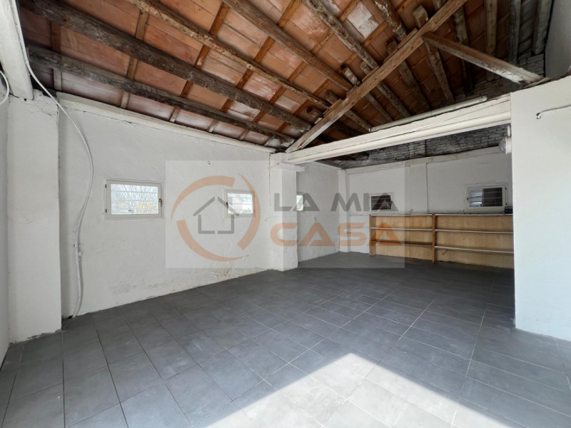Proponiamo in vendita, nel cuore del comune di Codevigo, una rara opportunità: casa singola terra...