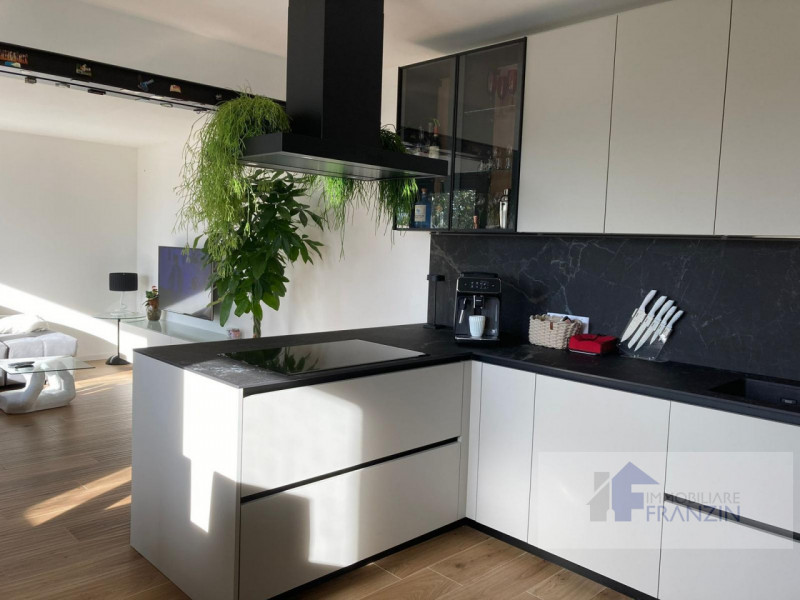 A Roncade, a pochi passi dal centro, vendiamo bellissima casa singola distribuita in un unico pia...