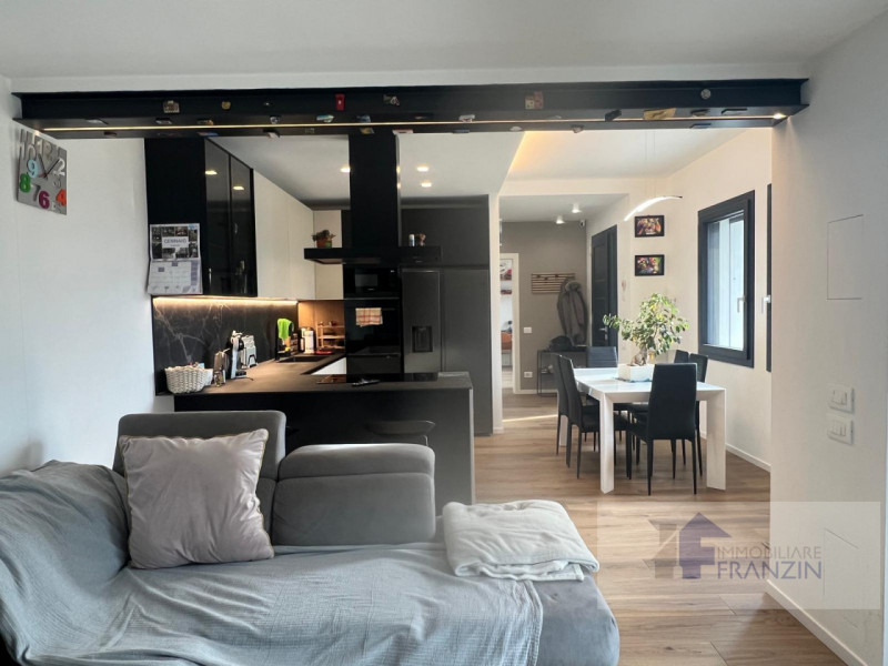 A Roncade, a pochi passi dal centro, vendiamo bellissima casa singola distribuita in un unico pia...