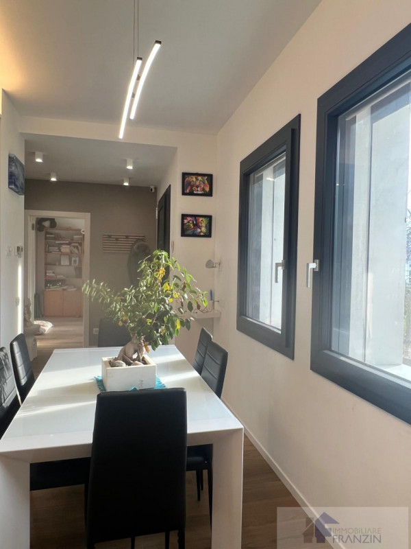 A Roncade, a pochi passi dal centro, vendiamo bellissima casa singola distribuita in un unico pia...