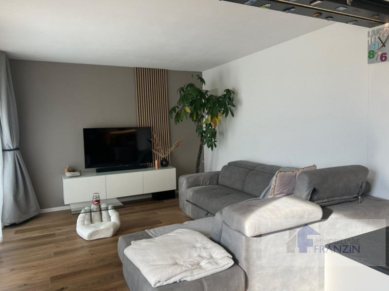 A Roncade, a pochi passi dal centro, vendiamo bellissima casa singola distribuita in un unico pia...