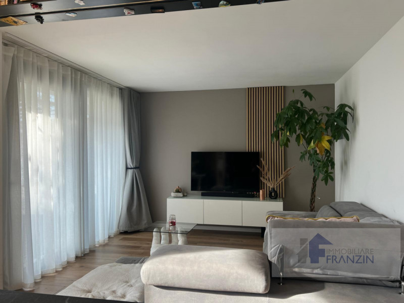 A Roncade, a pochi passi dal centro, vendiamo bellissima casa singola distribuita in un unico pia...