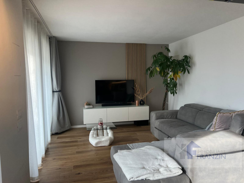 A Roncade, a pochi passi dal centro, vendiamo bellissima casa singola distribuita in un unico pia...