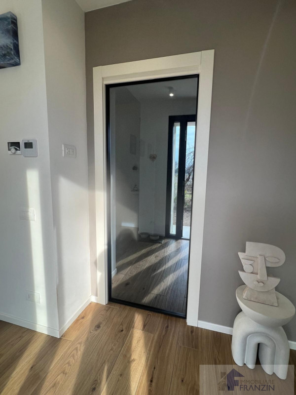 A Roncade, a pochi passi dal centro, vendiamo bellissima casa singola distribuita in un unico pia...