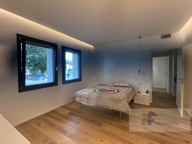 A Roncade, a pochi passi dal centro, vendiamo bellissima casa singola distribuita in un unico pia...